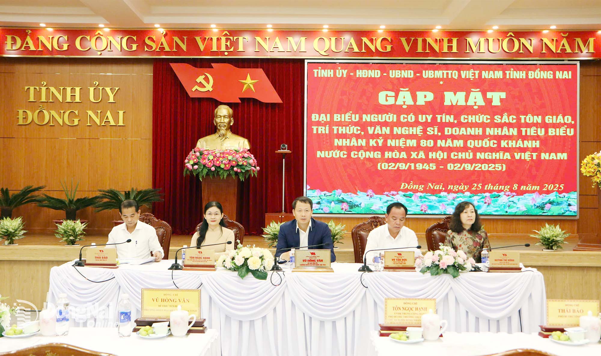 Standing members of the Dong Nai provincial Party Committee chair the gathering. Photo: Van Truyen