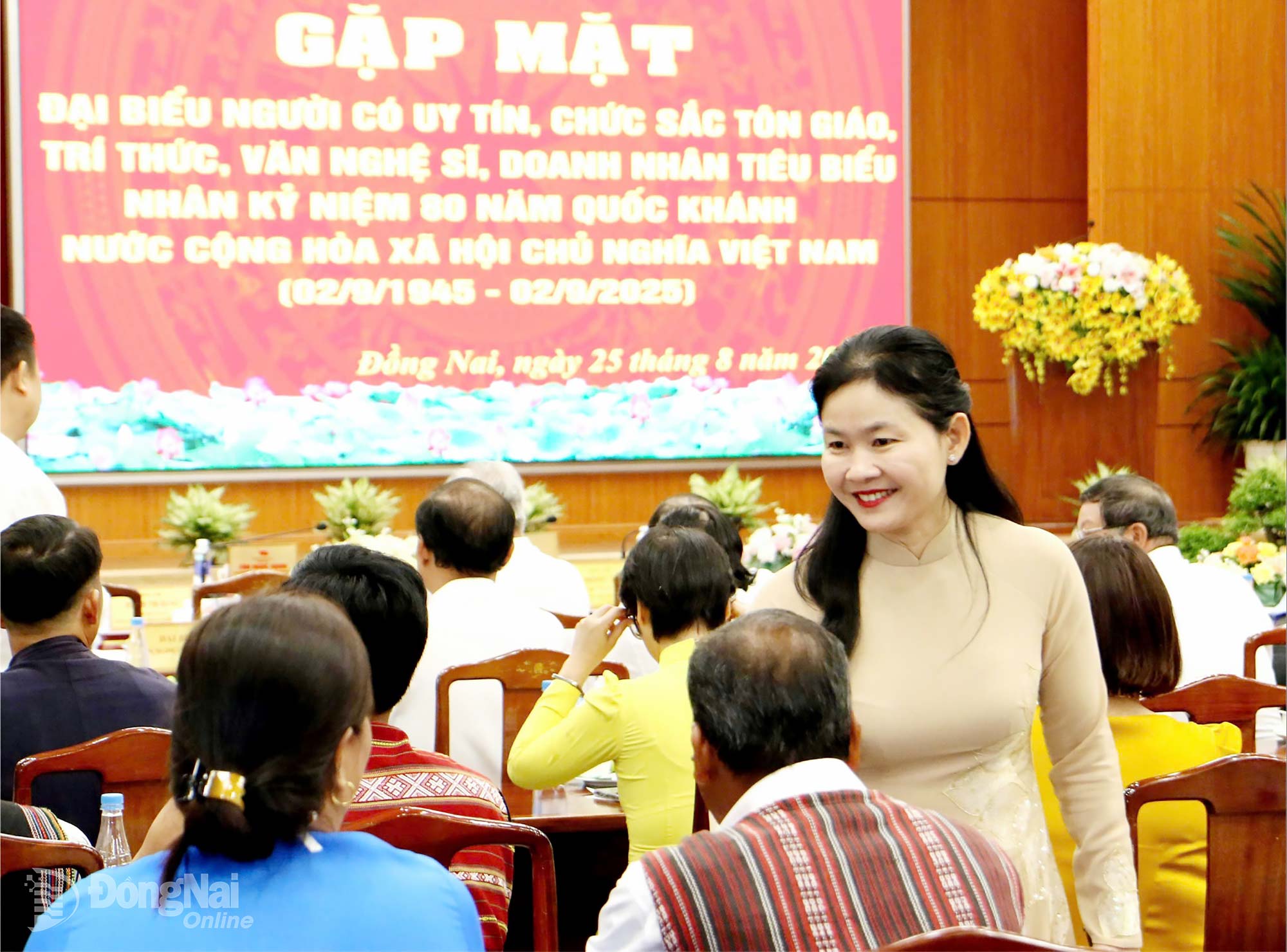 Alternate Member of the Party Central Committee, Standing Deputy Secretary of the Provincial Party Committee, Chairwoman of the Provincial People’s Council Ton Ngoc Hanh welcomes delegates to the gathering. Photo: Van Truyen
