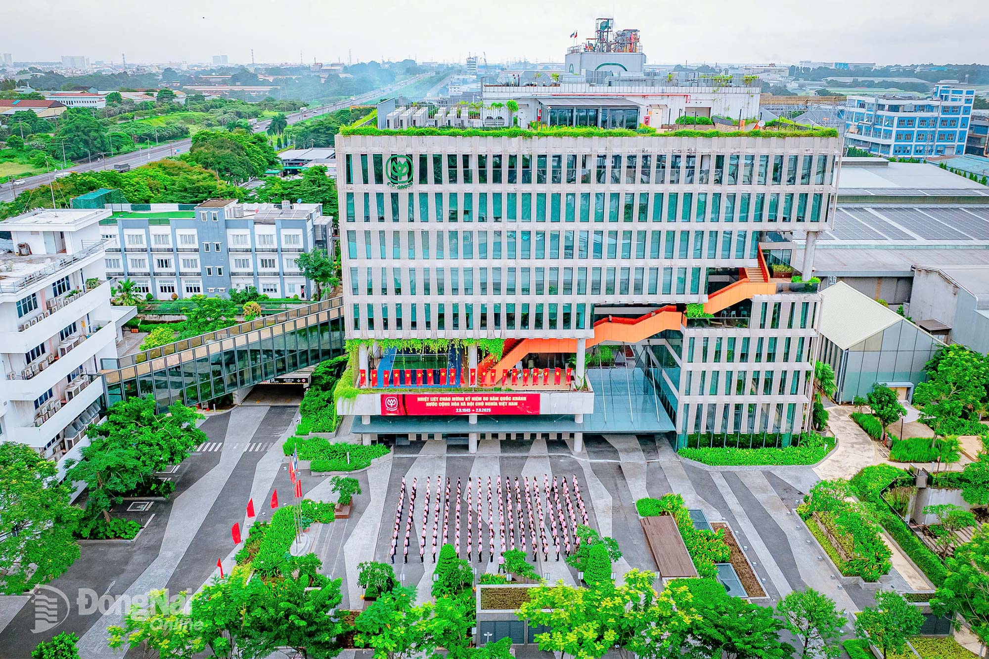 Overview of the flag salute ceremony at CP Vietnam Livestock JSC headquartered at Bien Hoa 2 IP, Long Hung ward, Dong Nai province. Photo: Minh Tai