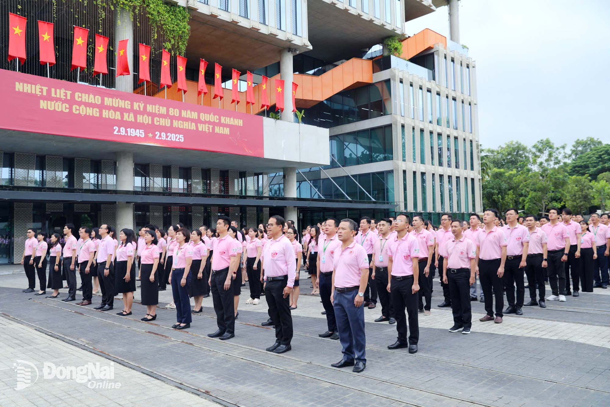 Employees of CP Vietnam solemnly perform the flag salute ceremony. Photo: Huy Anh
