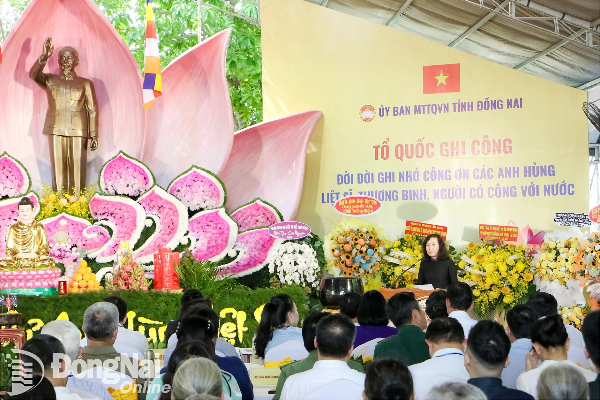 Deputy Secretary of the Provincial Party Committee and Chairwoman of Dong Nai Fatherland Front Committee Huynh Thi Hang speaks at the ceremony. Photo: Van Truyen

