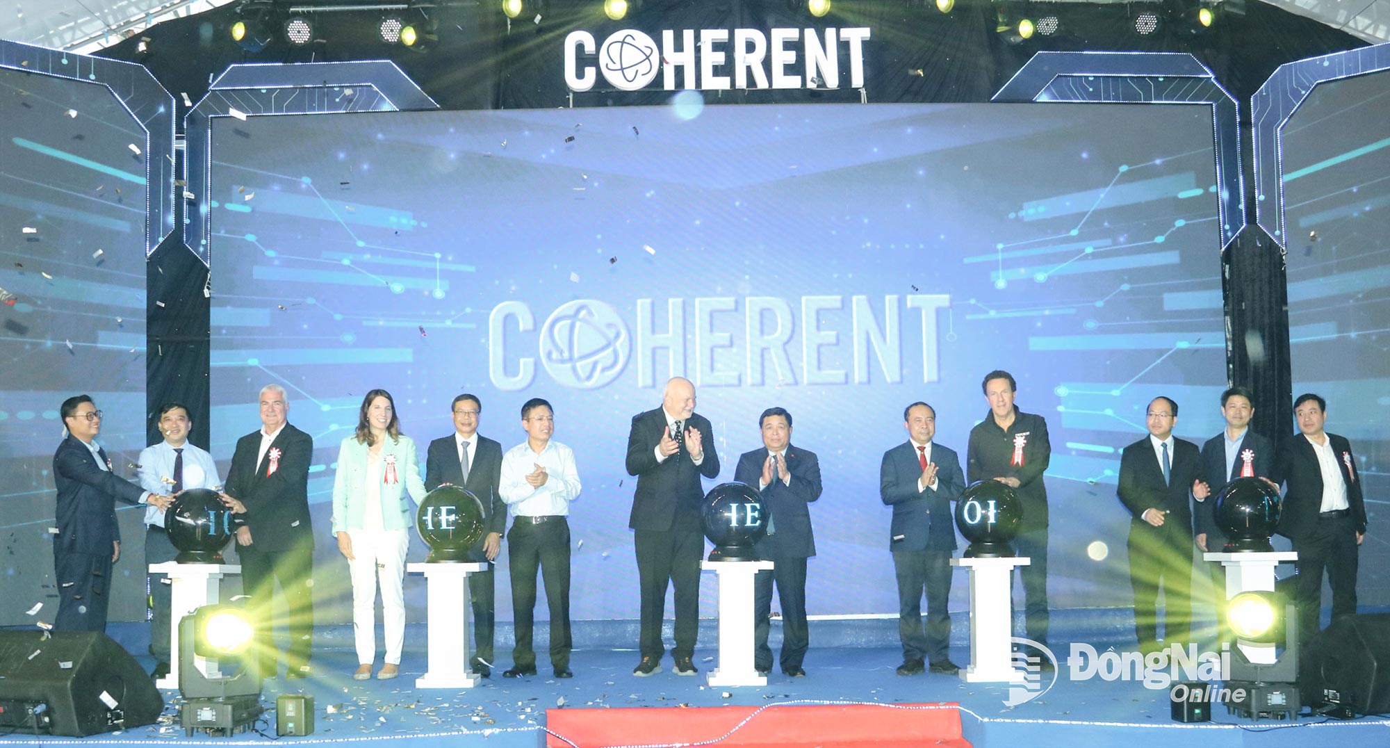 Deputy Prime Minister Nguyen Chi Dung (6th, from right) and delegates perform the inauguration ritual for Coherent factory at Nhon Trach 1 Industrial Park – a testament to the confidence of leading global technology corporations in Dong Nai’s investment environment. Photo: Vuong The

