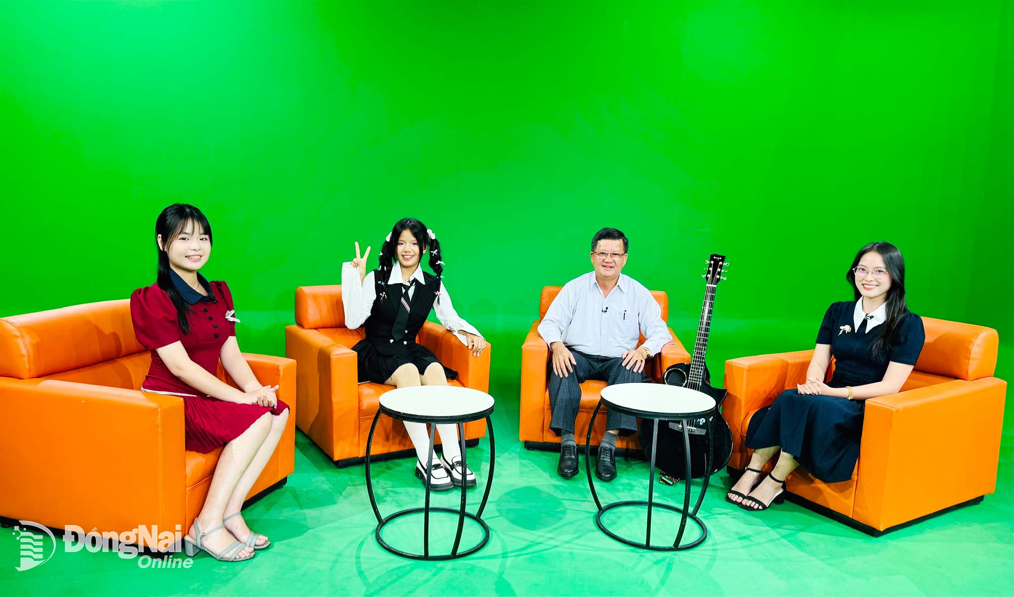 Thầy giáo, nhạc sĩ Hà Công Chính và ca sĩ nhí Thảo Nguyên giao lưu cùng với 2 MC Thư Kỳ, Thoại Anh trong chương trình “Vườn hoa âm nhạc tuổi thơ” với chủ đề: Người gieo hạt ước mơ từ mái trường. Ảnh: Minh Huệ