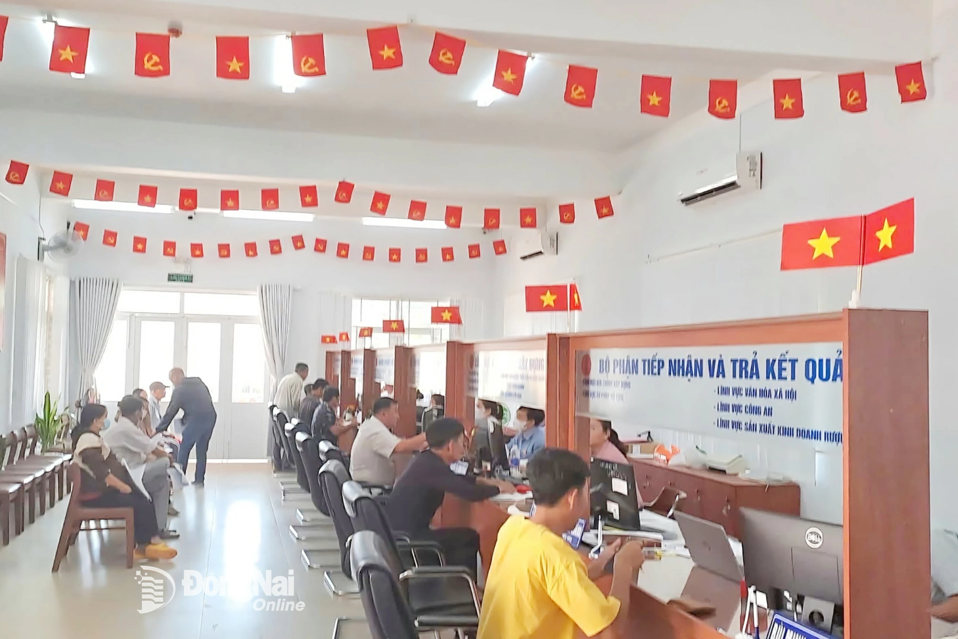 Xuan Hoa Commune displays Party and National flags at the Commune Public Administration Center to spread national pride among officials and residents. Photo: Duc Quy

