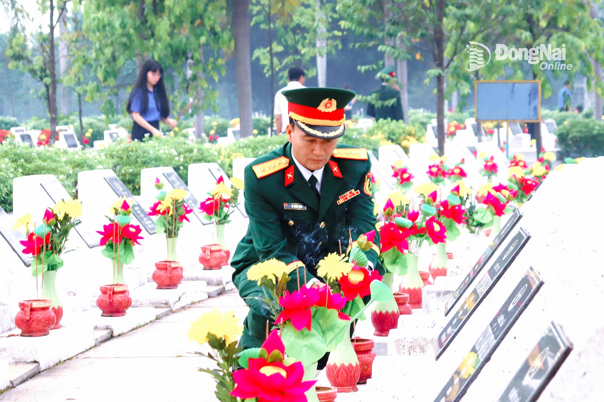 Colonel Vo Thanh Danh, Member of the Provincial Standing Party Committee and Commander of the Dong Nai Military Command, offers incense at martyrs’ graves. Photo: Nguyet Ha

