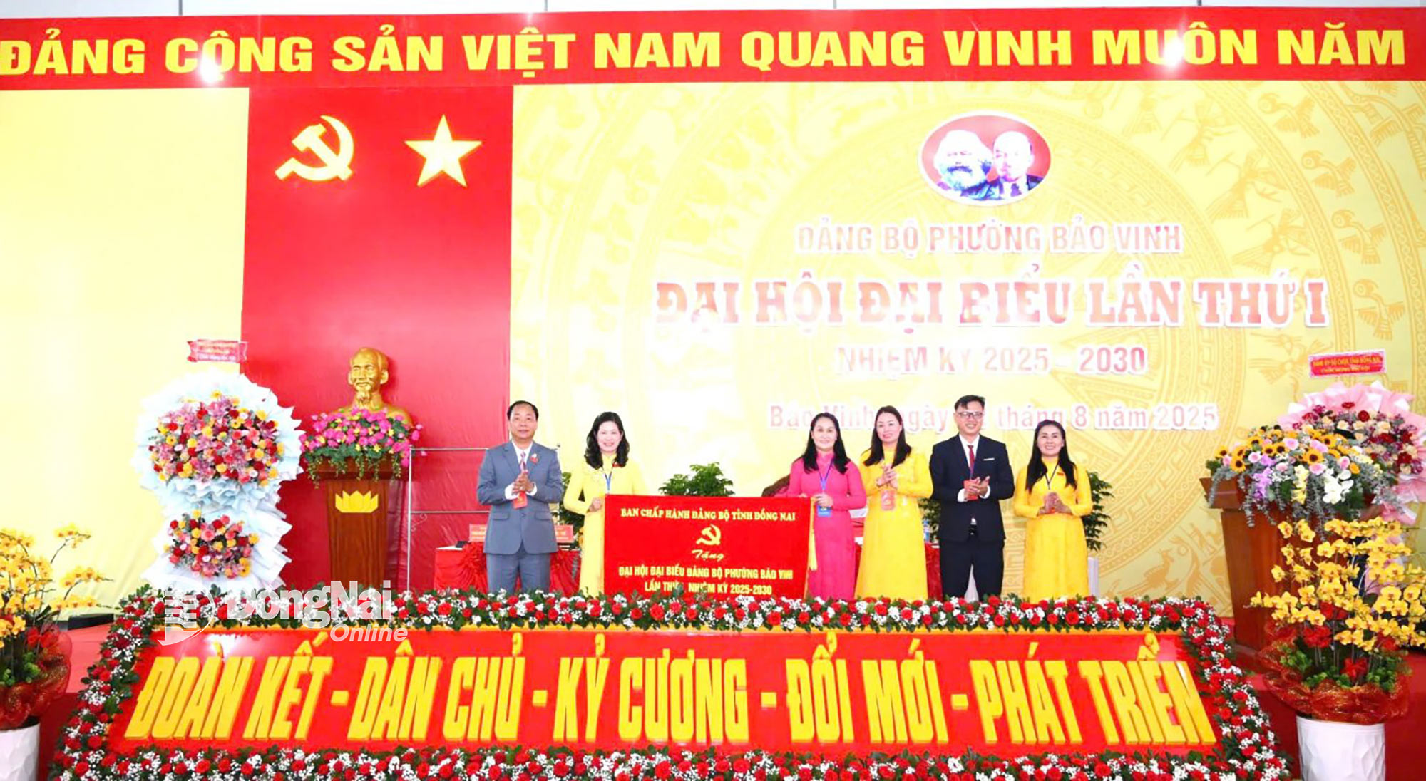 Dang Minh Nguyet, Member of the Provincial Standing Party Committee, Secretary of the Party Committee, Chairwoman of Long Khanh Ward People’s Council, presents a banner from the Provincial Party Executive Committee to the congress. Photo: DPCC