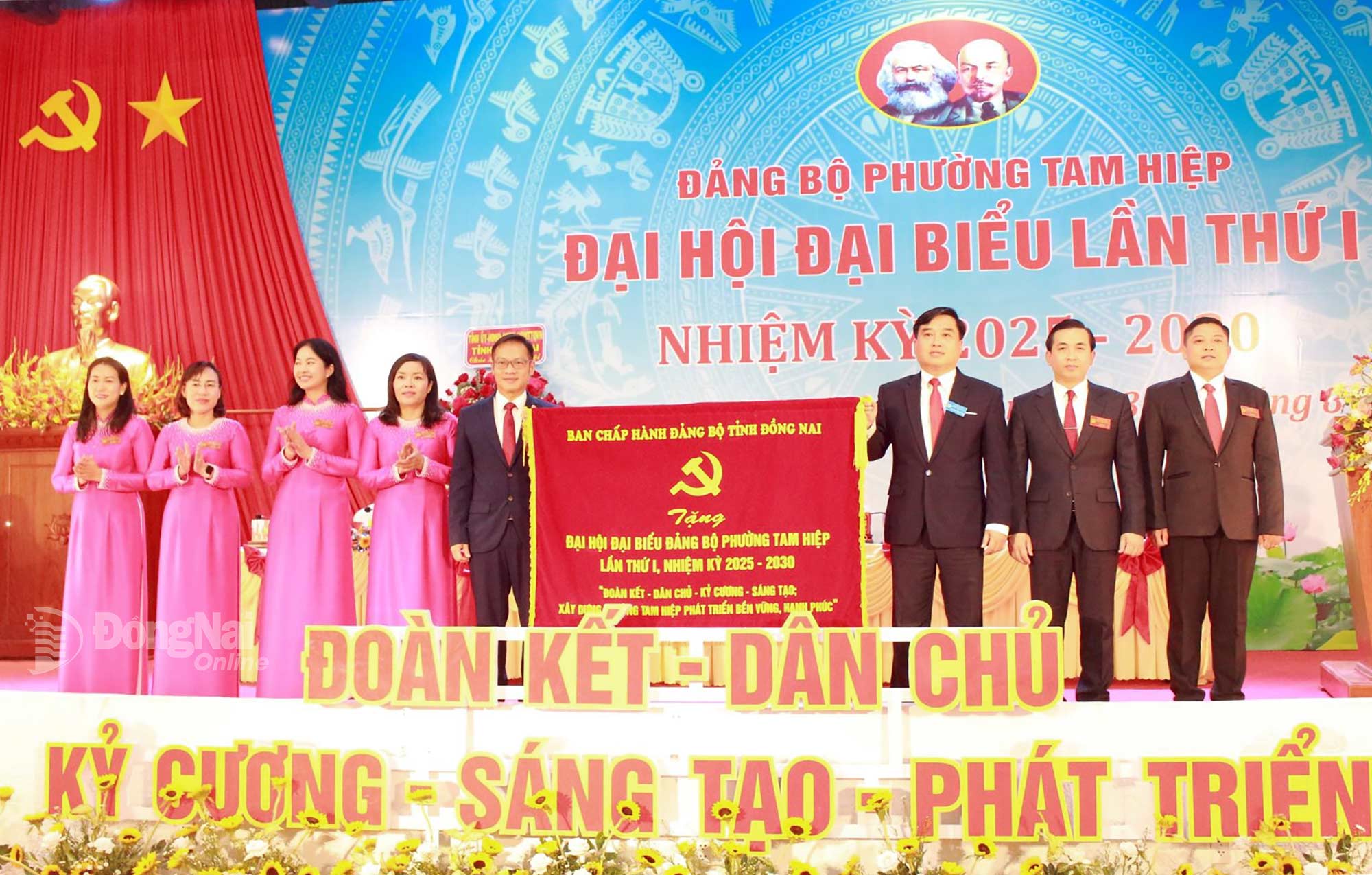 Member of the Provincial Standing Party Committee, Secretary of the Party Committee and Chairman of Tran Bien Ward People’s Council Ho Van Nam presents a banner from Dong Nai Provincial Party Committee’s Executive Committee to the congress. Photo: Nguyen Hoa