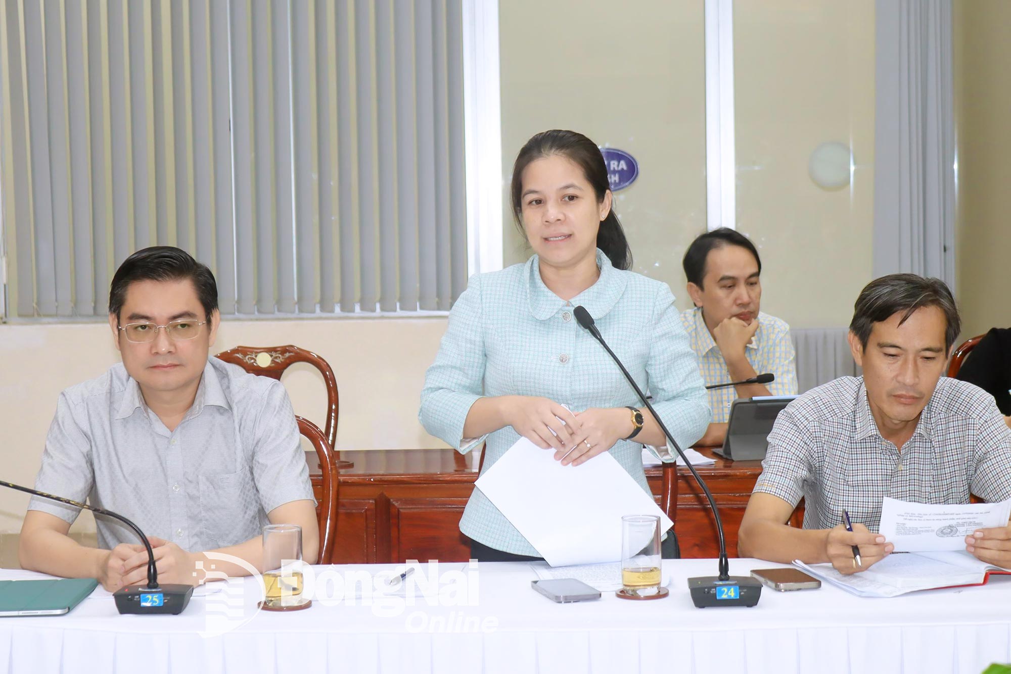 Leaders of the People’s Committee of Binh Long ward, Dong Nai province raise proposals. Photo: Hoang Loc