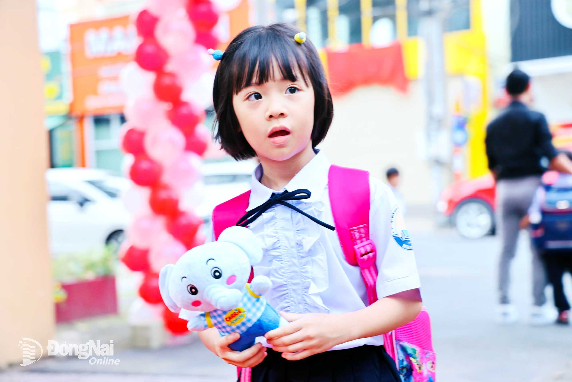 A little girl looks shy on her first day at school. Photo: Cong Nghia
