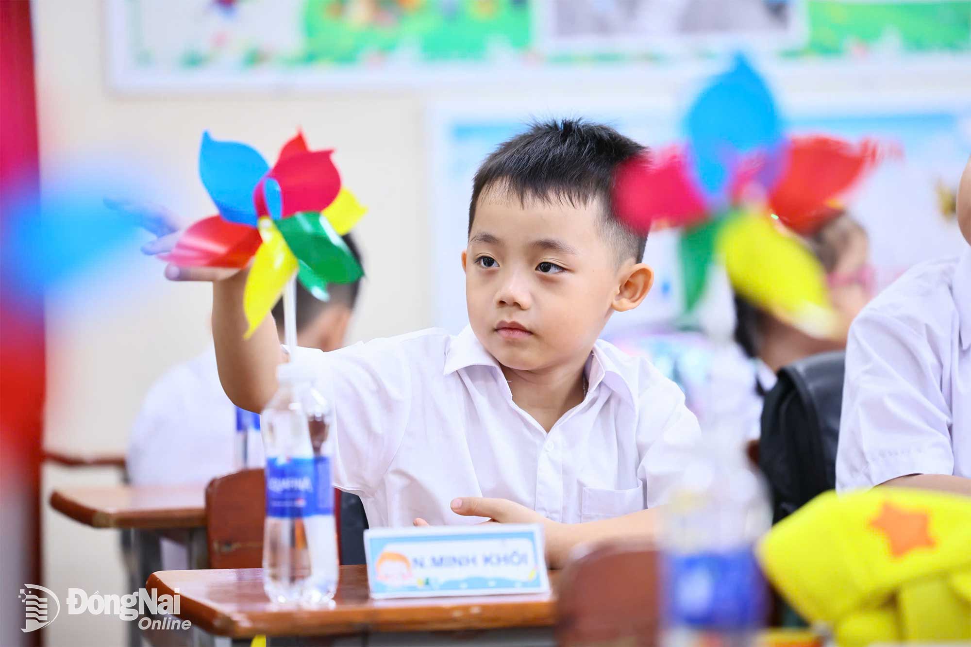 Colorful pinwheels are handed out to students by their homeroom teachers on the first day of school. Photo: Cong Nghia