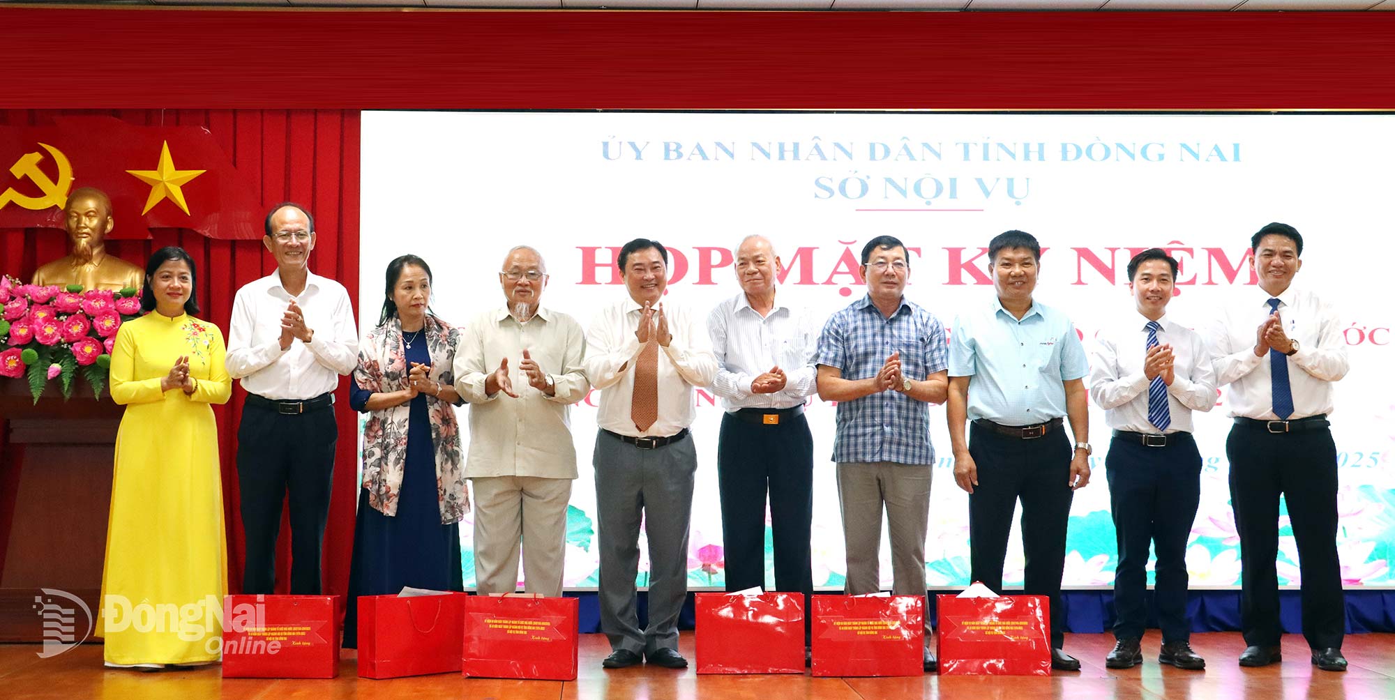 Former Director of former Binh Phuoc Department of Home Affairs Nguyen Thi Tuyet shares her thoughts at the ceremony. Photo: Van Doan