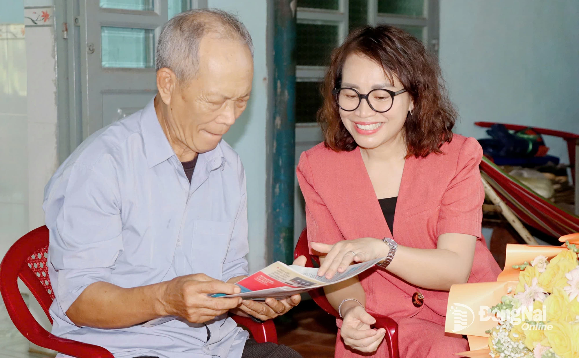 Nguyen Thi Minh Nham, Provincial Party Committee member and Editor-in-Chief of Dong Nai Newspaper and Radio–Television Station, visits and presents gifts to two revolutionary veterans in Binh Tan Commune.









