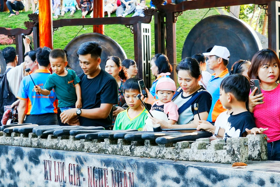 Visitors try their hand at playing the lithophone at the S’tieng Ethnic Culture Preservation Area in Bom Bo Hamlet, Dong Nai province. (Photo: VNA)
