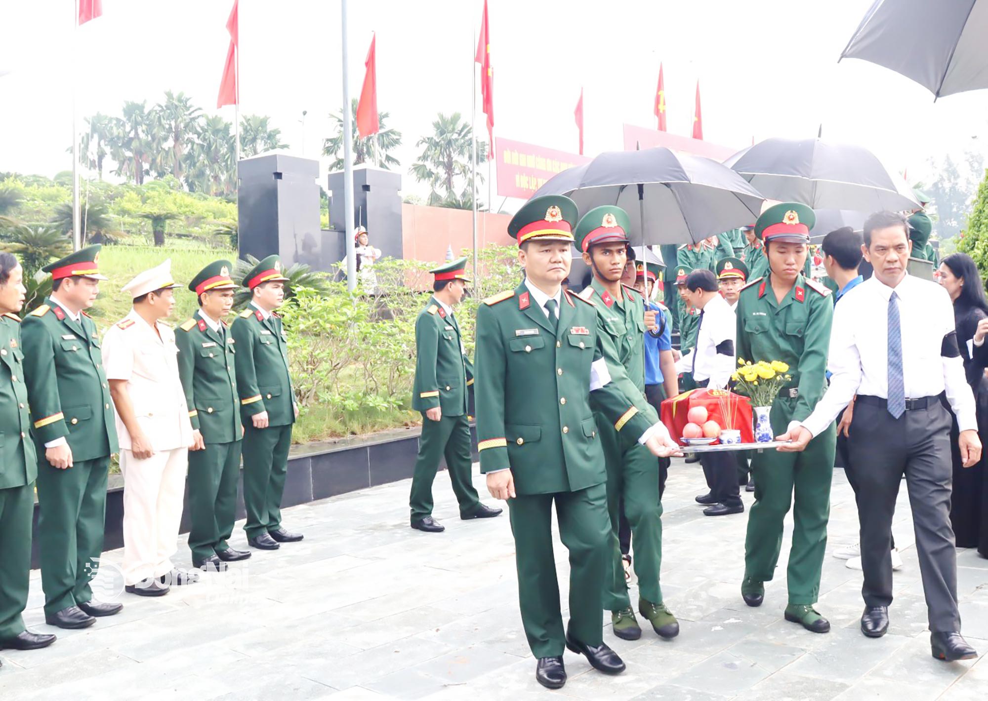 Member of the Provincial Standing Party Committee and Chairman of the Provincial Party Inspection Commission Tran Trung Nhan, together with Colonel Bui Dang Ninh, Political Commissar of the Dong Nai Military Command, perform the ritual of transferring martyrs’ remains. Photo: Nguyet Ha