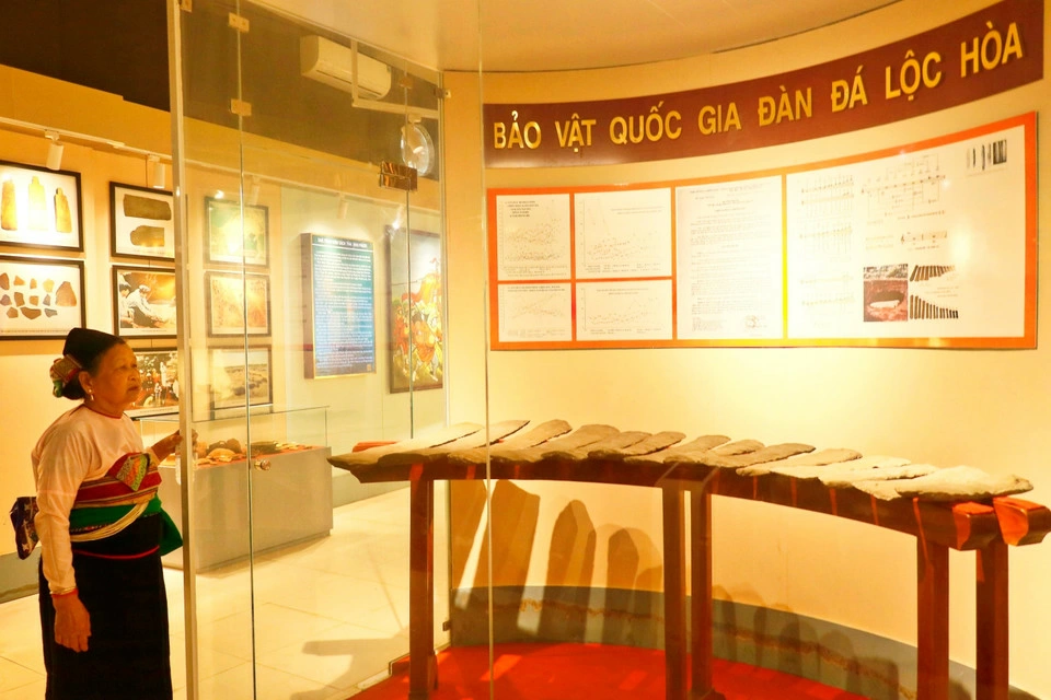 The Loc Hoa lithophone set, recognized as a National Treasure in 2018, is currently on display at the Binh Phuoc Cultural Exhibition Space, part of Dong Nai Museum. (Photo: VNA)
