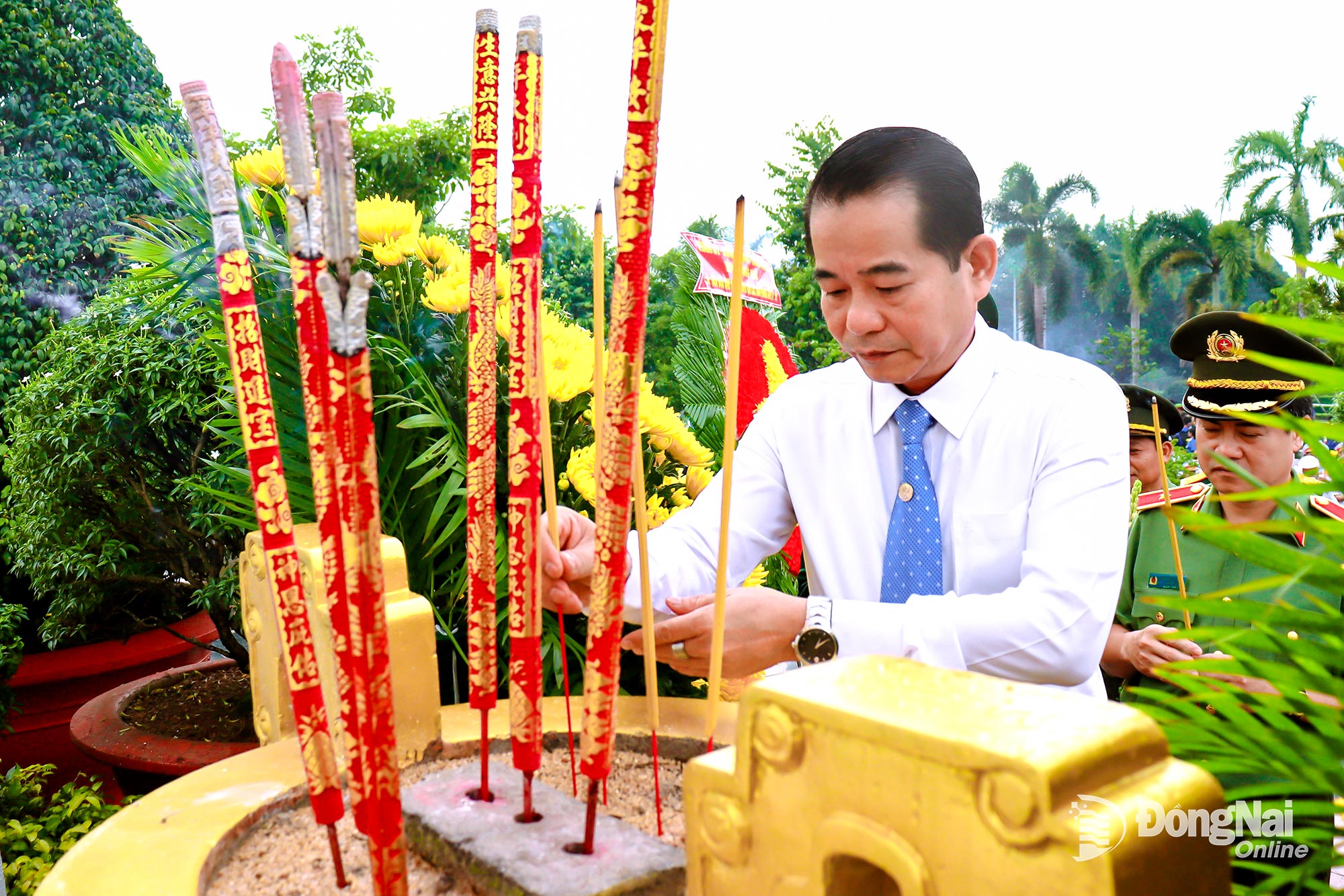 Deputy Secretary of the Provincial Party Committee, Head of the Provincial Party Committee’s Organization Commission, and Secretary of the Party Committee of Provincial Party Agencies Thai Bao offers incense at the martyrs’ memorial. Photo: Nguyet Ha


