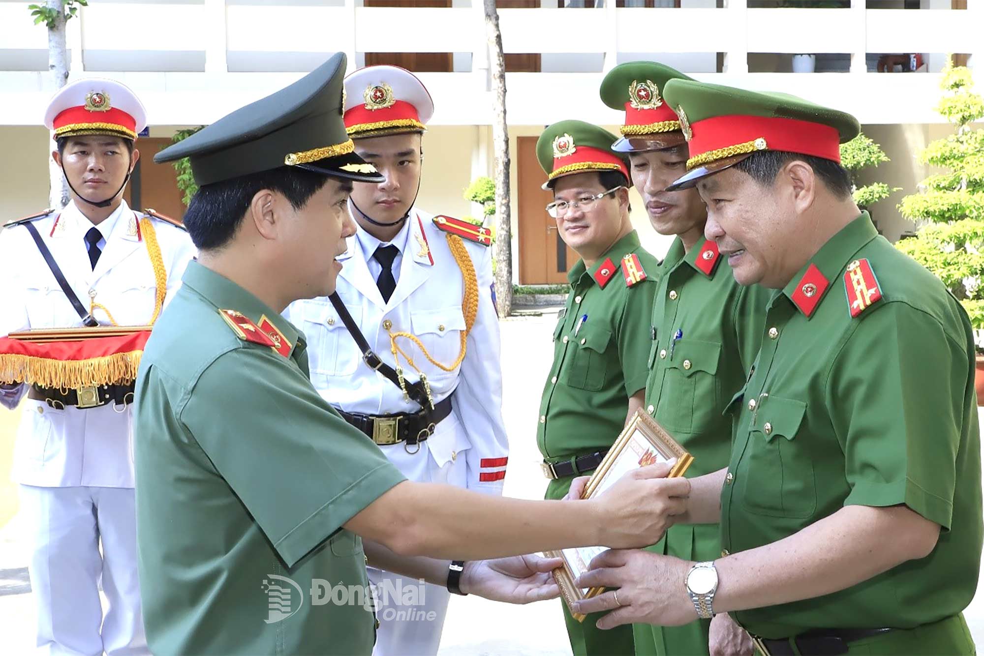 Thiếu tướng Nguyễn Đức Hải, Ủy viên Ban Thường vụ Tỉnh ủy, Giám đốc Công an tỉnh, trao thưởng cho các cá nhân có thành tích trong công tác đấu tranh phòng ngừa các loại tội phạm trên địa bàn tỉnh. Ảnh: C.T.V