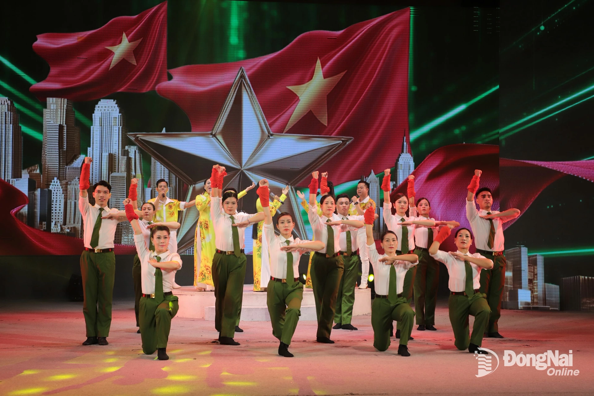 Tiết mục Công an Đồng Nai tự hào viết nên trang sử vàng được Nhà hát Nghệ thuật Đồng Nai livestream nhân kỷ niệm 80 năm Ngày truyền thống Công an nhân dân Việt Nam.