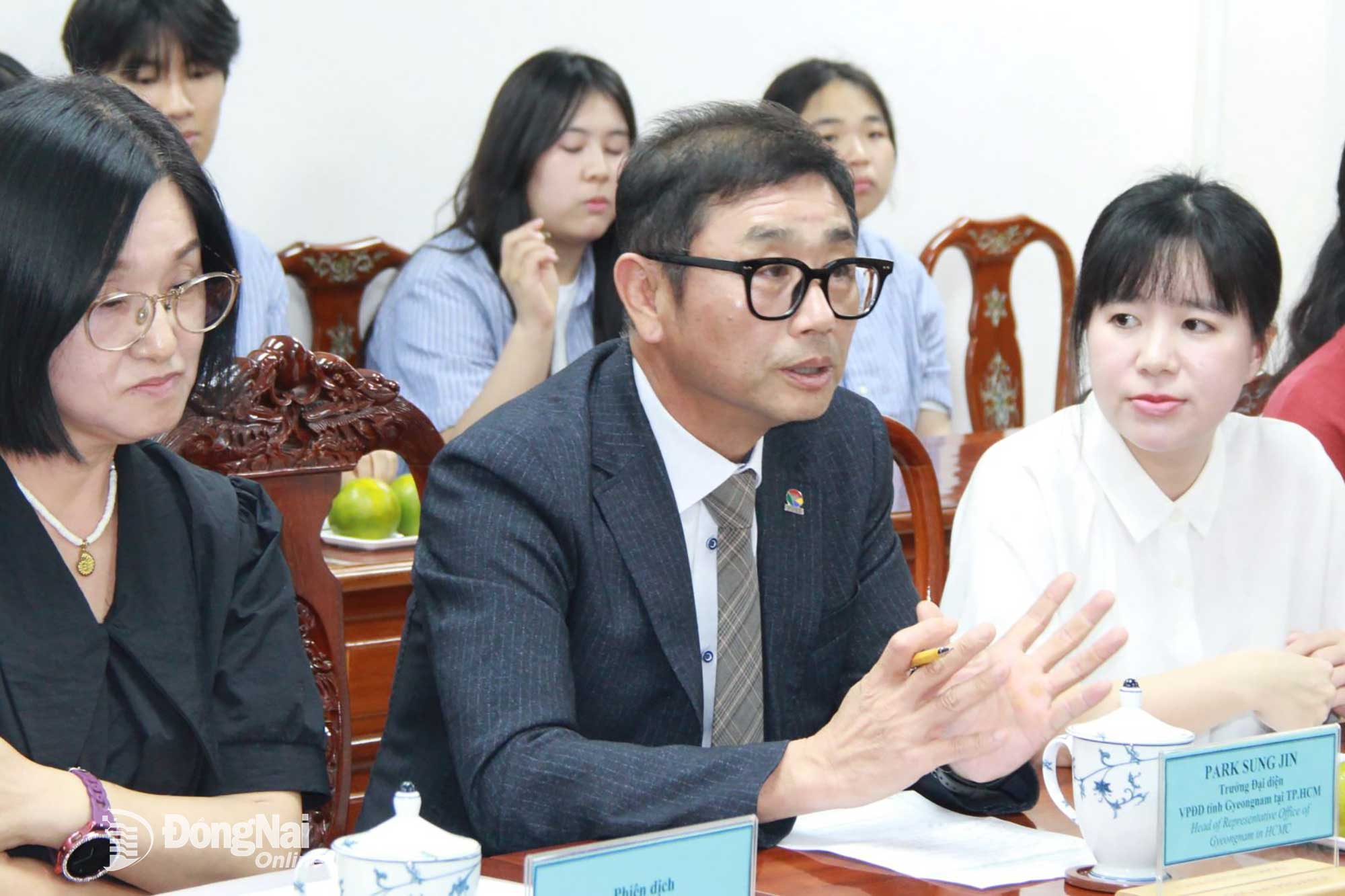 Park Sung Jin, Chief Representative of Gyeongnam Provinces Office in Ho Chi Minh City, speaks at the meeting. Photo: Nga Sơn