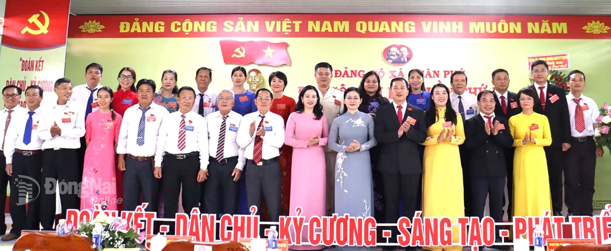 Comrade Ton Ngoc Hanh, Alternate Member of the Party Central Committee, Standing Deputy Secretary of the Provincial Party Committee, and Chairwoman of the Dong Nai Provincial People’s Council, together with other delegates, pose for a photo with Executive Committee of the Xuan Phu commune Party Committee, term 2025–2030. Photo: Nguyet Ha