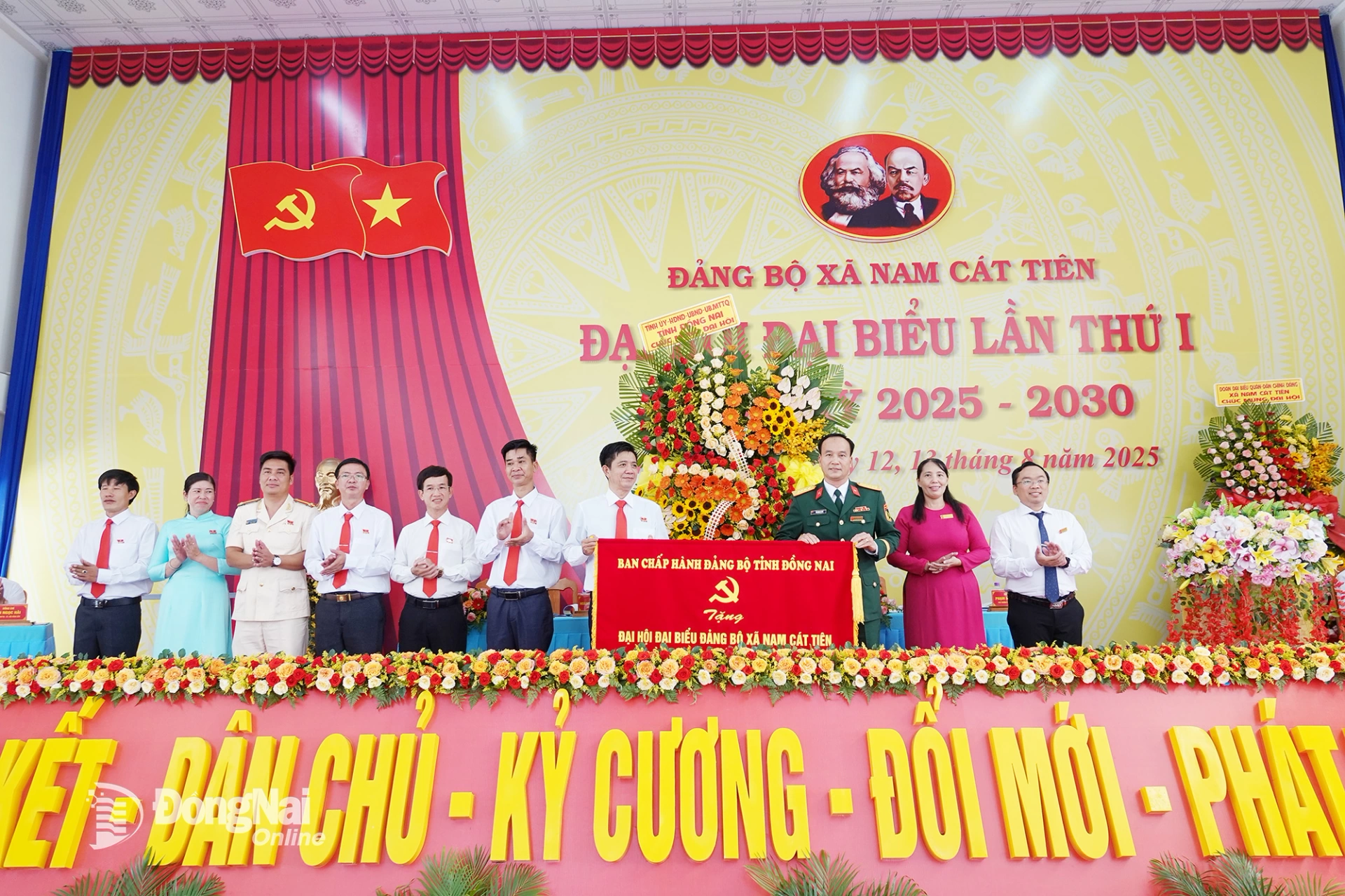 Colonel Vo Thanh Danh, Member of the Provincial Standing Party Committee and Commander of Dong Nai Military Command, presents a banner from the Provincial Party Committee’s Executive Committee to congratulate the congress. Photo: Tran Danh