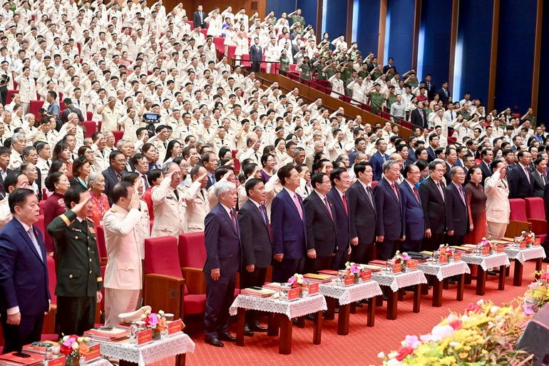 Tổng Bí thư Tô Lâm và các đồng chí lãnh đạo, nguyên lãnh đạo Đảng, Nhà nước thực hiện nghi thức chào cờ. (Ảnh ĐĂNG KHOA)
