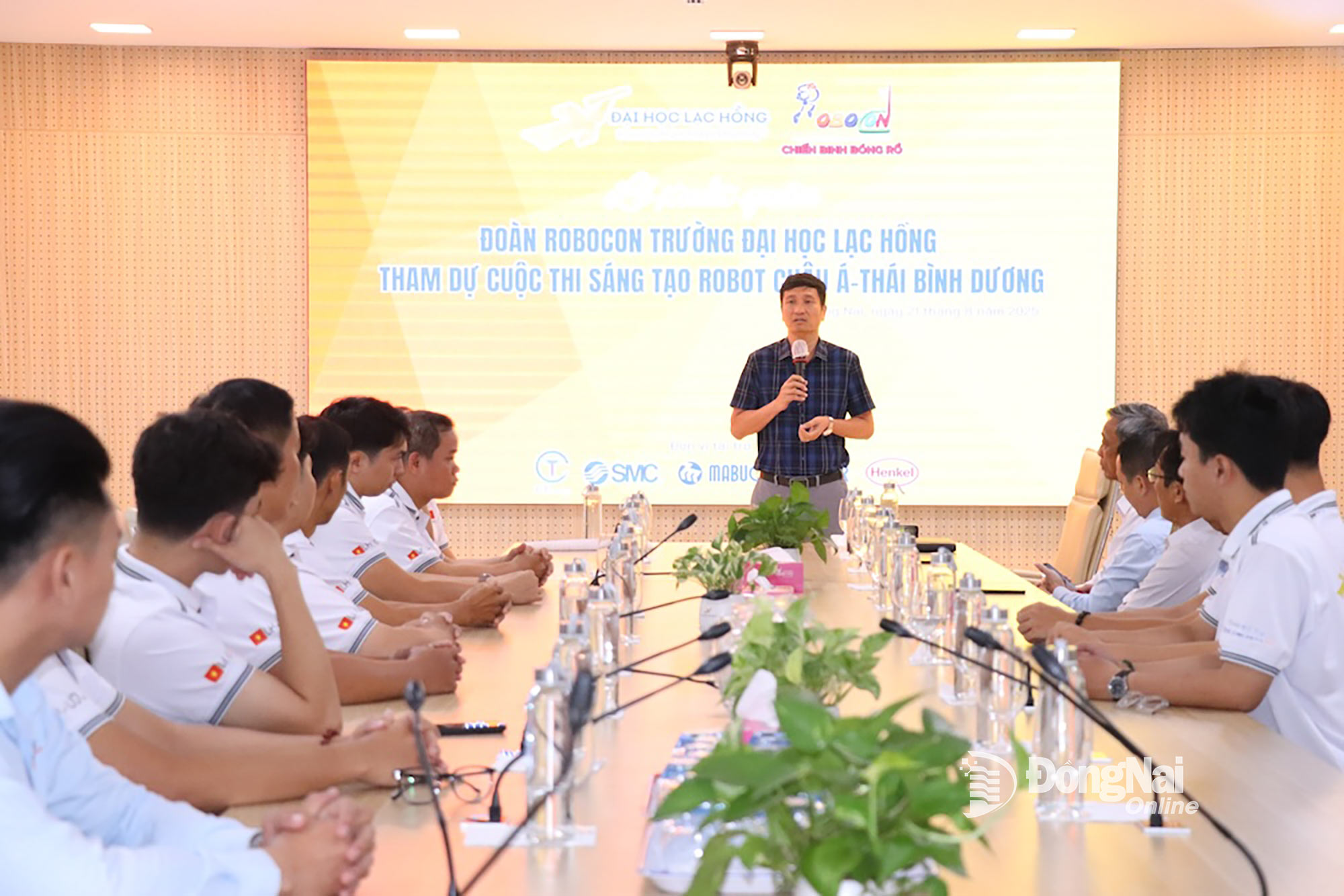 Assoc. Prof. Dr. Nguyen Vu Quynh, Vice Rector of Lac Hong University, delivers a congratulatory speech to the LH UDS Team before they depart for the ABU Robocon competition. Photo: Hai Yen

