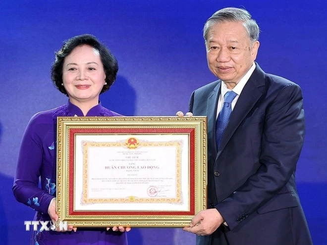 Tổng Bí thư Tô Lâm trao tặng Huân chương Lao động hạng Nhất cho Bộ Nội vụ. (Ảnh: Thống Nhất/TTXVN)
