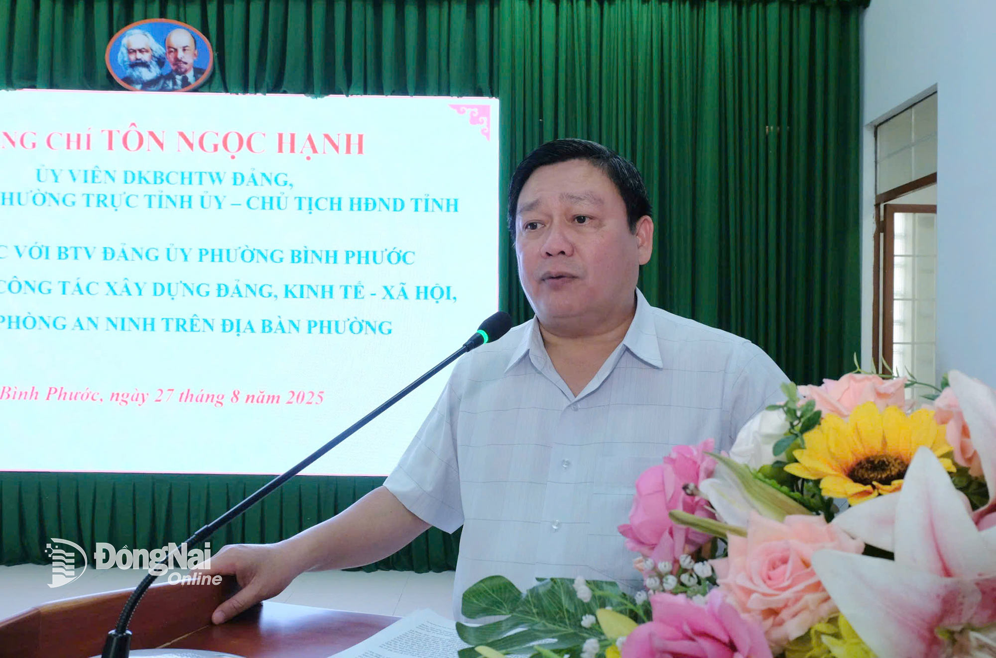 Vo Dang Khoa, Standing Deputy Secretary of the Binh Phuoc Ward Party Committee, presents the report at the working session. Photo: Quang Xuan