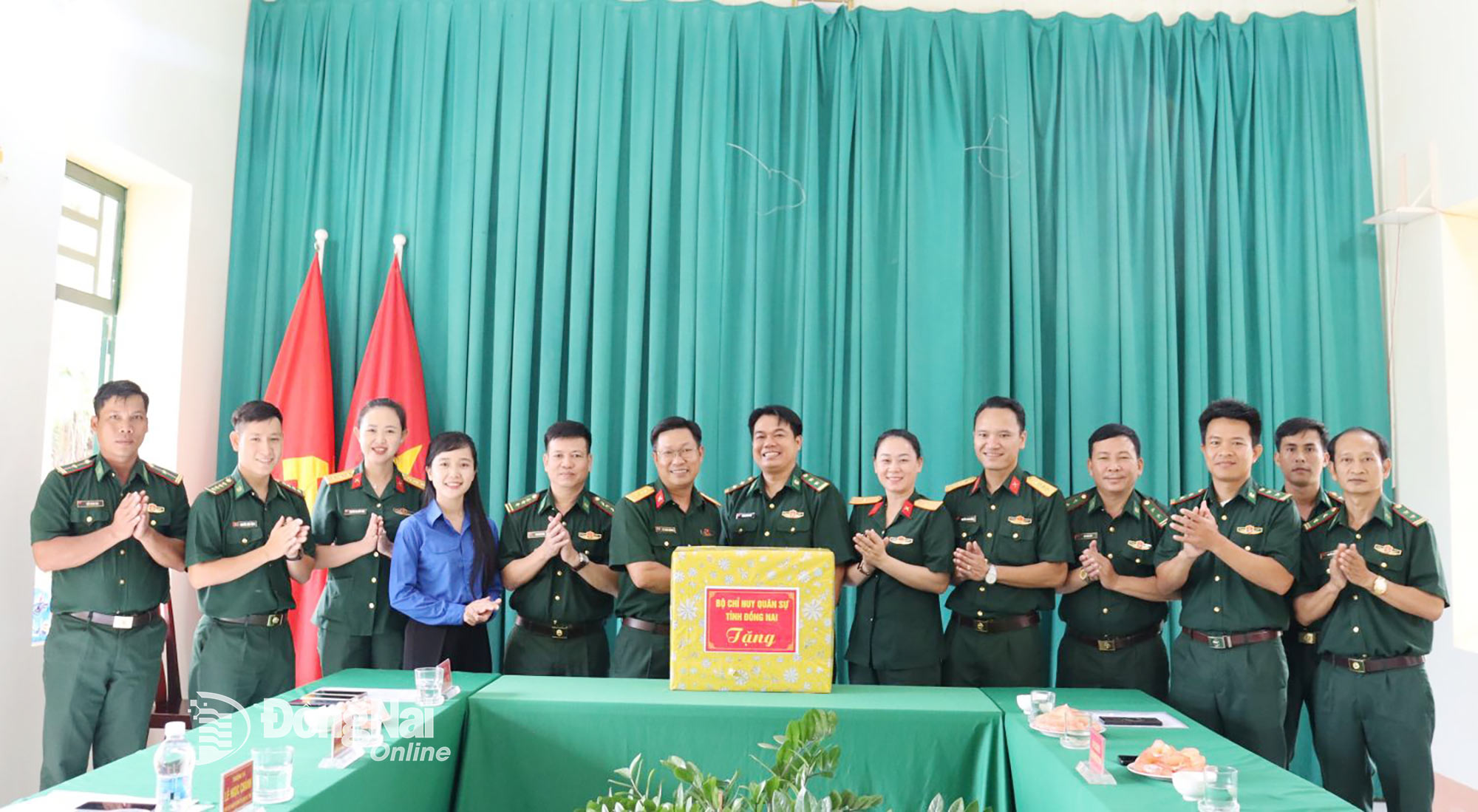 The delegation visit and present gifts to Loc Thanh Border Guard Station. Photo: Nguyet Ha