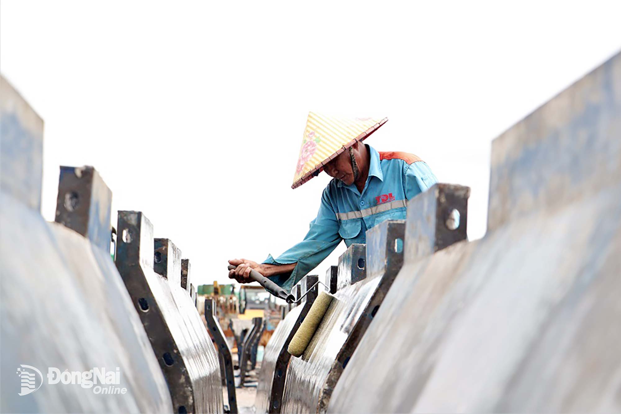 Để phục vụ thi công xuyên lễ, các nhà thầu đã huy động hàng trăm nhân lực, thi công các hạng mục của dự án. Ảnh: Phạm Tùng