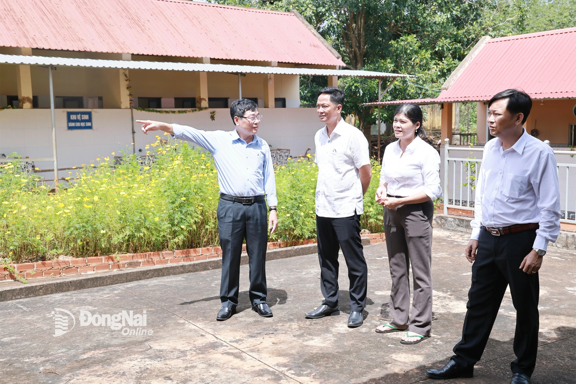 Đoàn công tác của Sở Giáo dục và Đào tạo đi kiểm tra cơ sở vật chất của 36 trường học khu vực 8 xã biên giới chuẩn bị cho năm học mới và kế hoạch cải tạo, nâng cấp trường học. Ảnh: Công Nghĩa