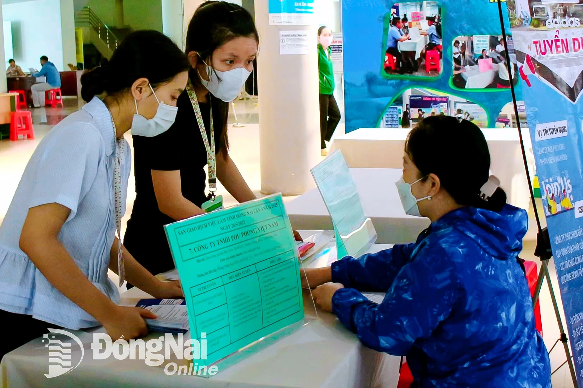 Businesses participating in labor recruitment at the Dong Nai Employment Service Center. Photo: Thao My

