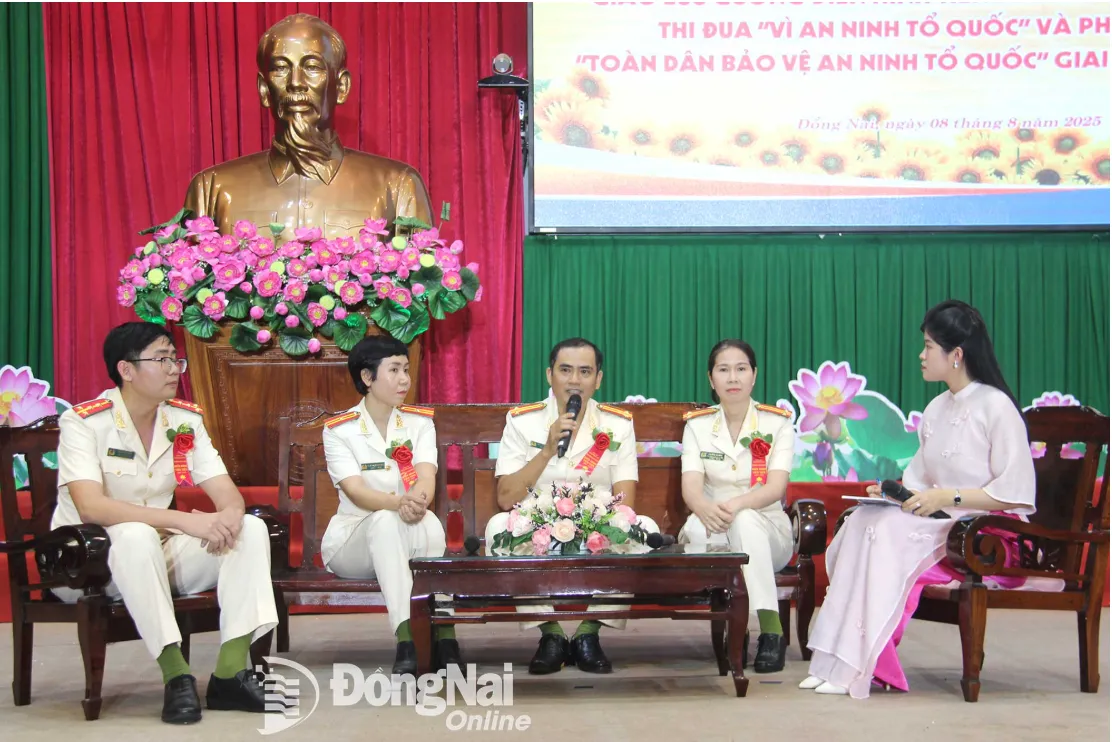 Exemplary individuals of the Dong Nai Provincial Police engage in an exchange session Photo: Trần Danh