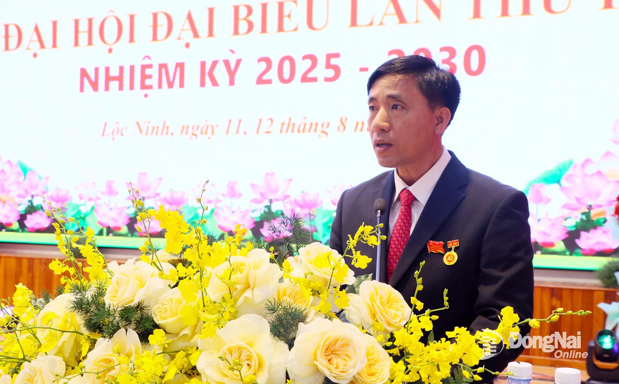 Secretary of the Party Committee, Chairman of the Peoples Council of Loc Ninh commune Nguyen Gia Hoa delivers his opening speech at the congress. Photo: Xuan Tuc