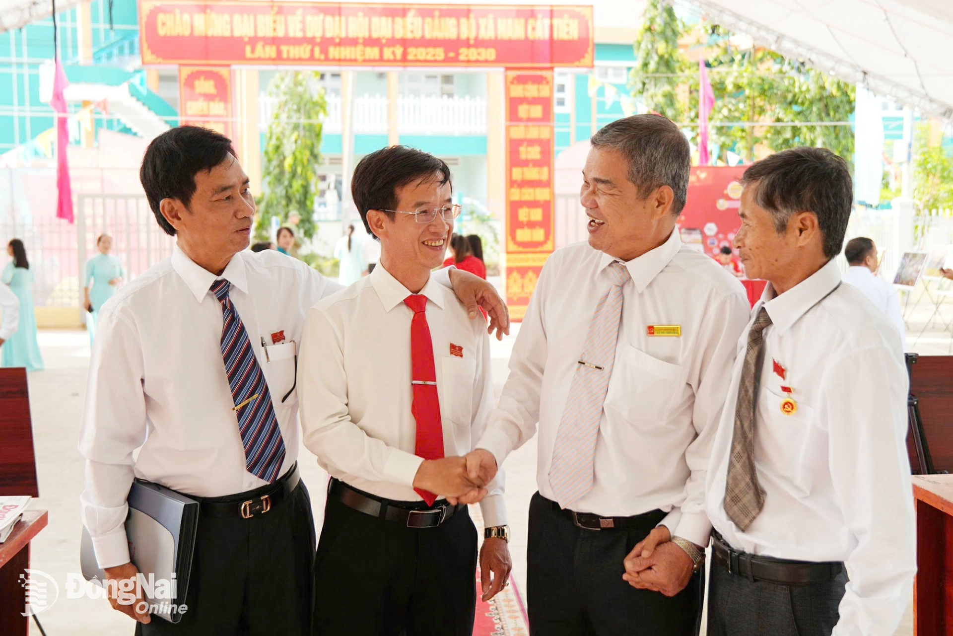Delegates enthusiastically participate in the congress. Photo: Minh Tai