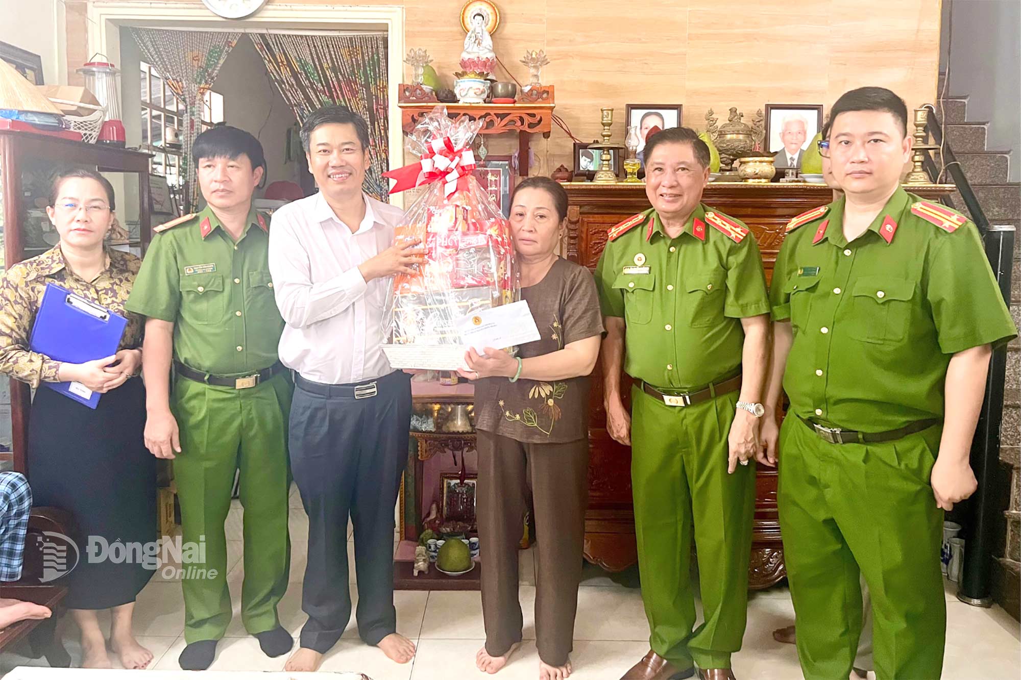 Bien Hoa ward police present gifts, and Bien Hoa Ward Peoples Police Veterans Association present 500,000 VND to senior party members. In the photo, giving gifts to the family of Nguyen Ngoc Phuoc, a party member with 30 years of party membership. Photo: Minh Hanh