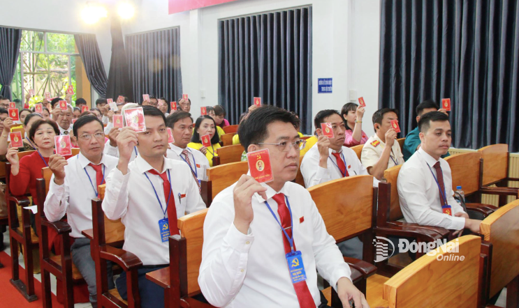 The delegates vote unanimously to adopt the contents of the congress. Photo: Nga Son