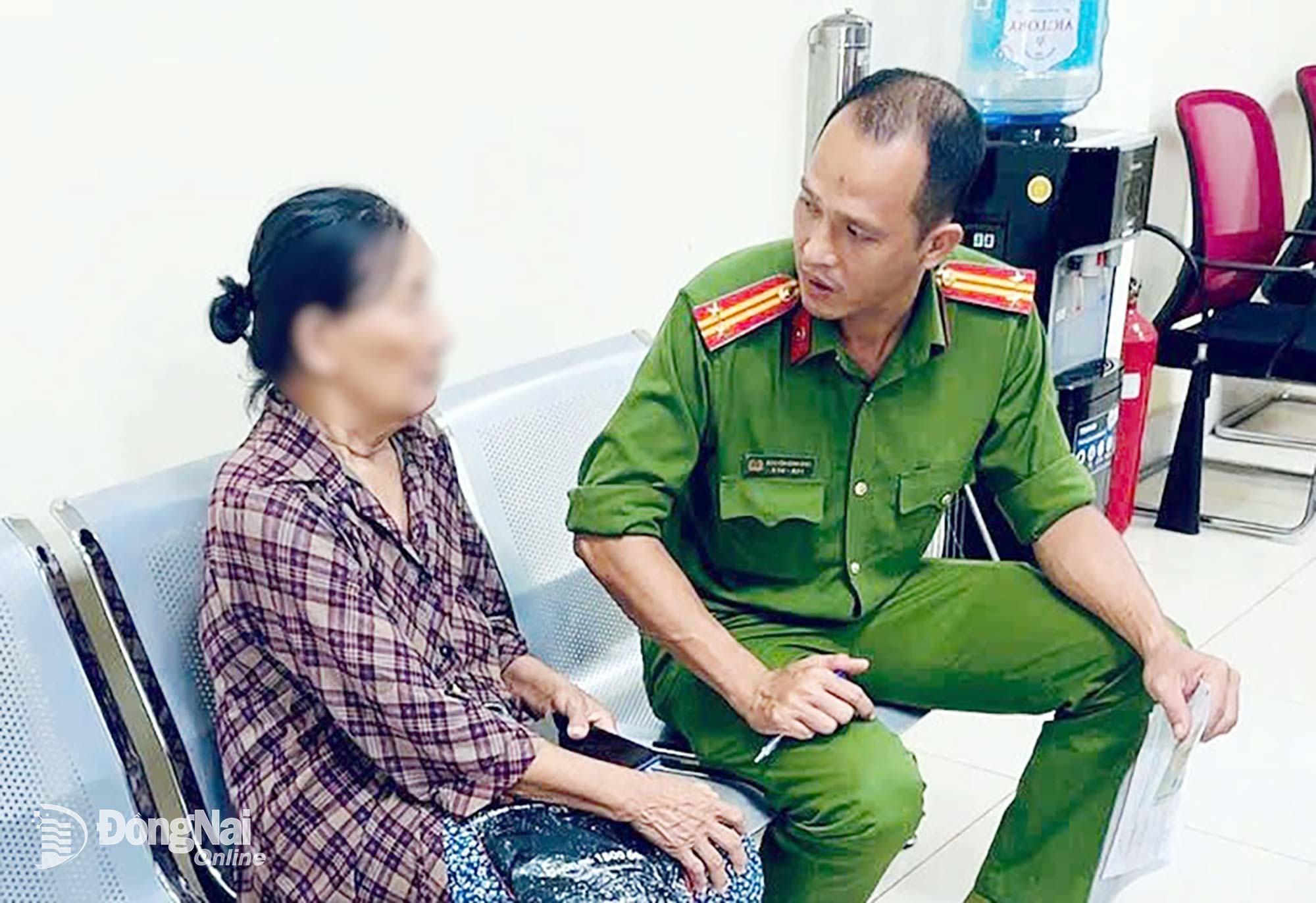 A training activity on information security and warnings about cyber fraud took place in Dinh Quan commune. Photo: Hai Quan

