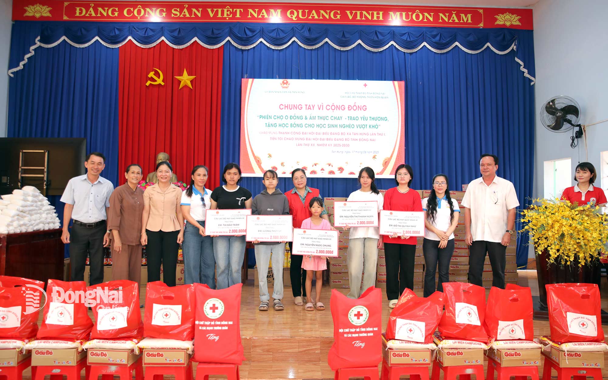 On the morning of August 17, the Dong Nai Provincial Red Cross Society, in coordination with the Tan Hung Commune Peoples Committee, the Hon Quan Huong Thien Club, and philanthropists, organized the August charity program, themed Joining Hands for the Community, with many meaningful activities.
