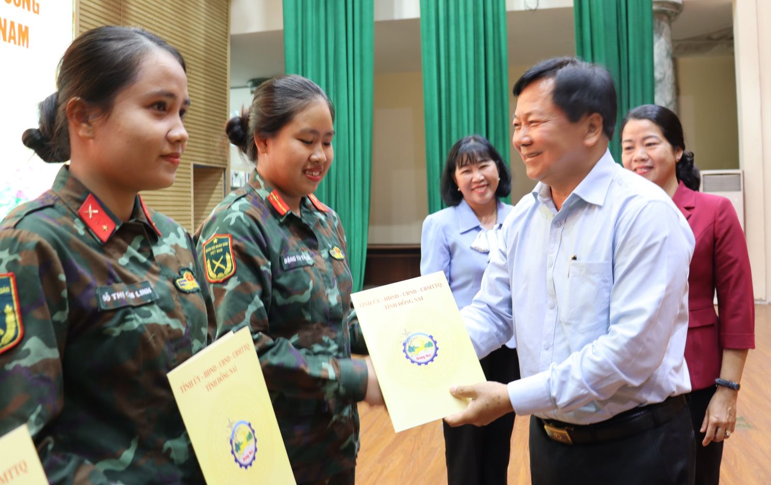 Đồng chí Trần Văn Mi Tỉnh ủy viên, Phó Chủ tịch HĐND tỉnh tặng quà các nữ quân nhân Đồng Nai tham gia A80. Ảnh: Nguyệt Hà
