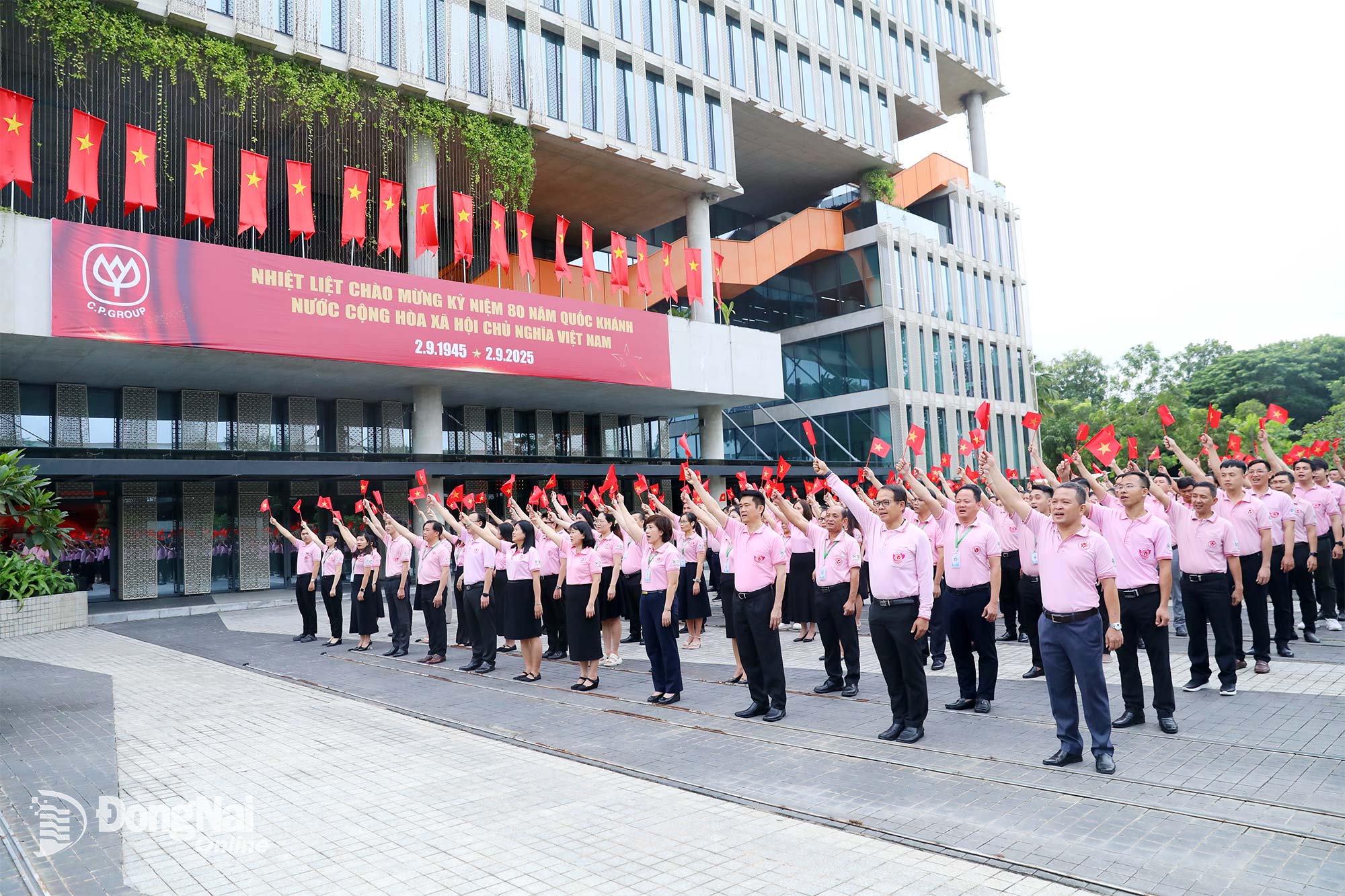 Toàn thể nhân viên Công ty cổ phần Chăn nuôi C.P. Việt Nam đồng loạt vẫy cờ Tổ quốc, tạo nên hình ảnh rực rỡ tại trụ sở chính. Ảnh: Huy Anh