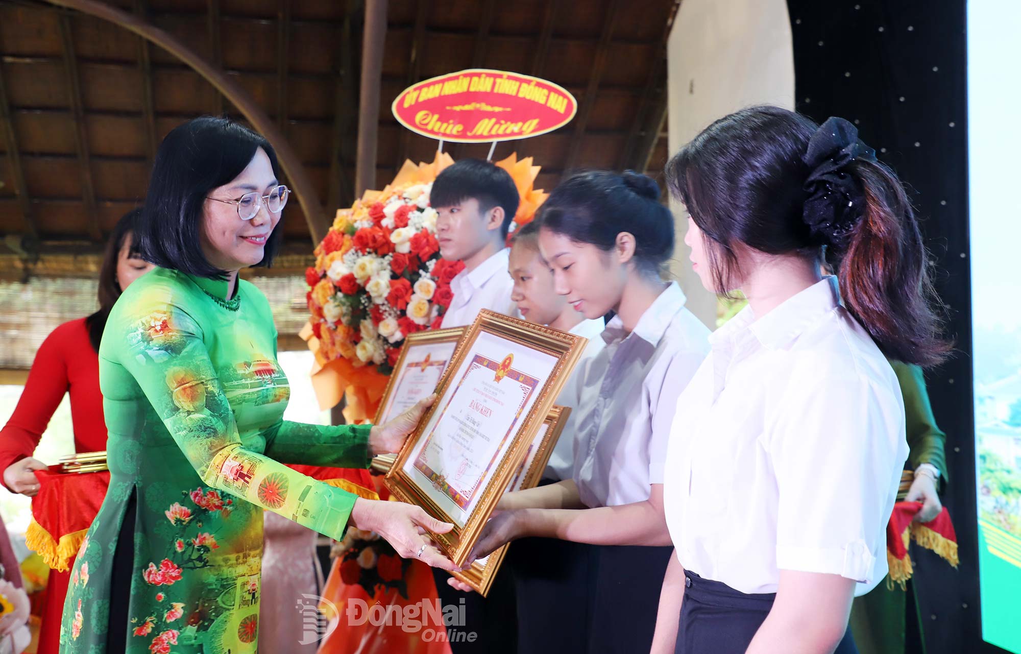 Tỉnh ủy viên, Phó Chủ tịch UBND tỉnh Đồng Nai Nguyễn Thị Hoàng trao bằng khen cho các cá nhân. Ảnh: My Ny