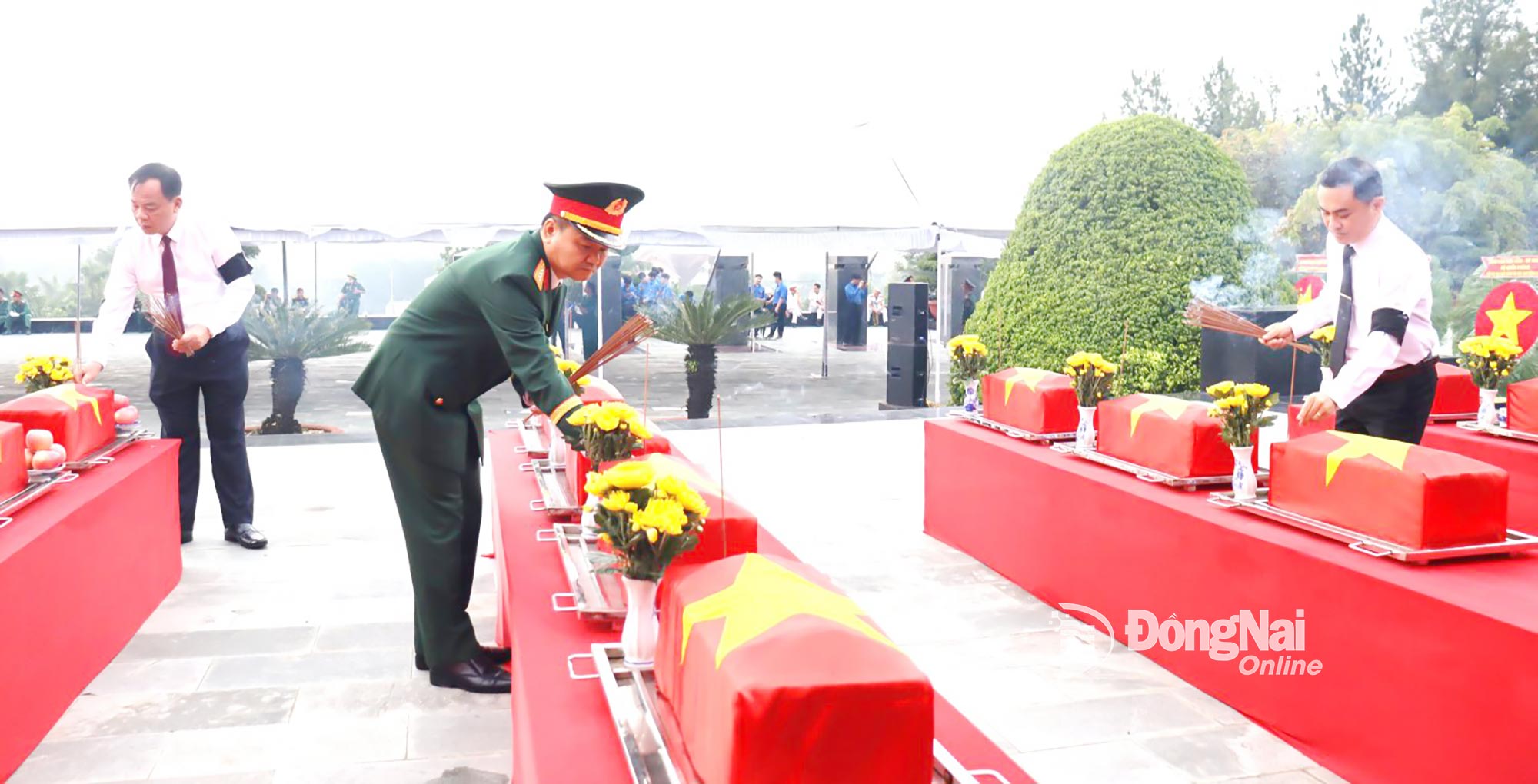 Các đại biểu thắp hương viếng các hài cốt liệt sĩ. Ảnh: Nguyệt Hà
