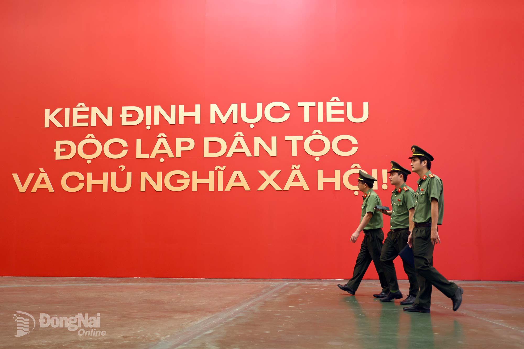 Các cán bộ, chiến sĩ công an tham quan triển lãm. Ảnh: Công Nghĩa