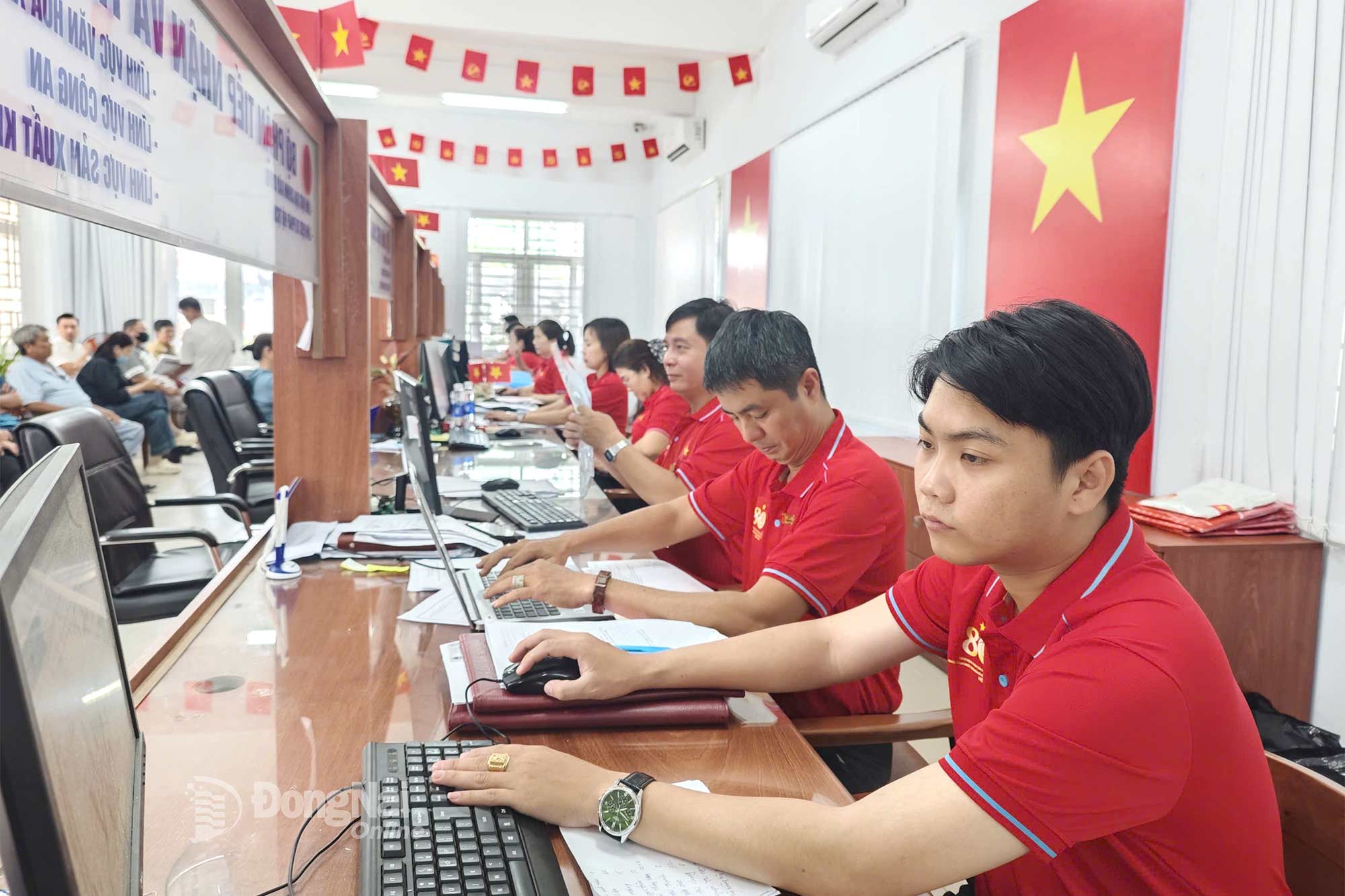 Cán bộ, công chức Trung tâm Phục vụ hành chính công xã Xuân Hòa trong trang phục áo đỏ sao vàng, phục vụ nhân dân. Ảnh: ĐVCC