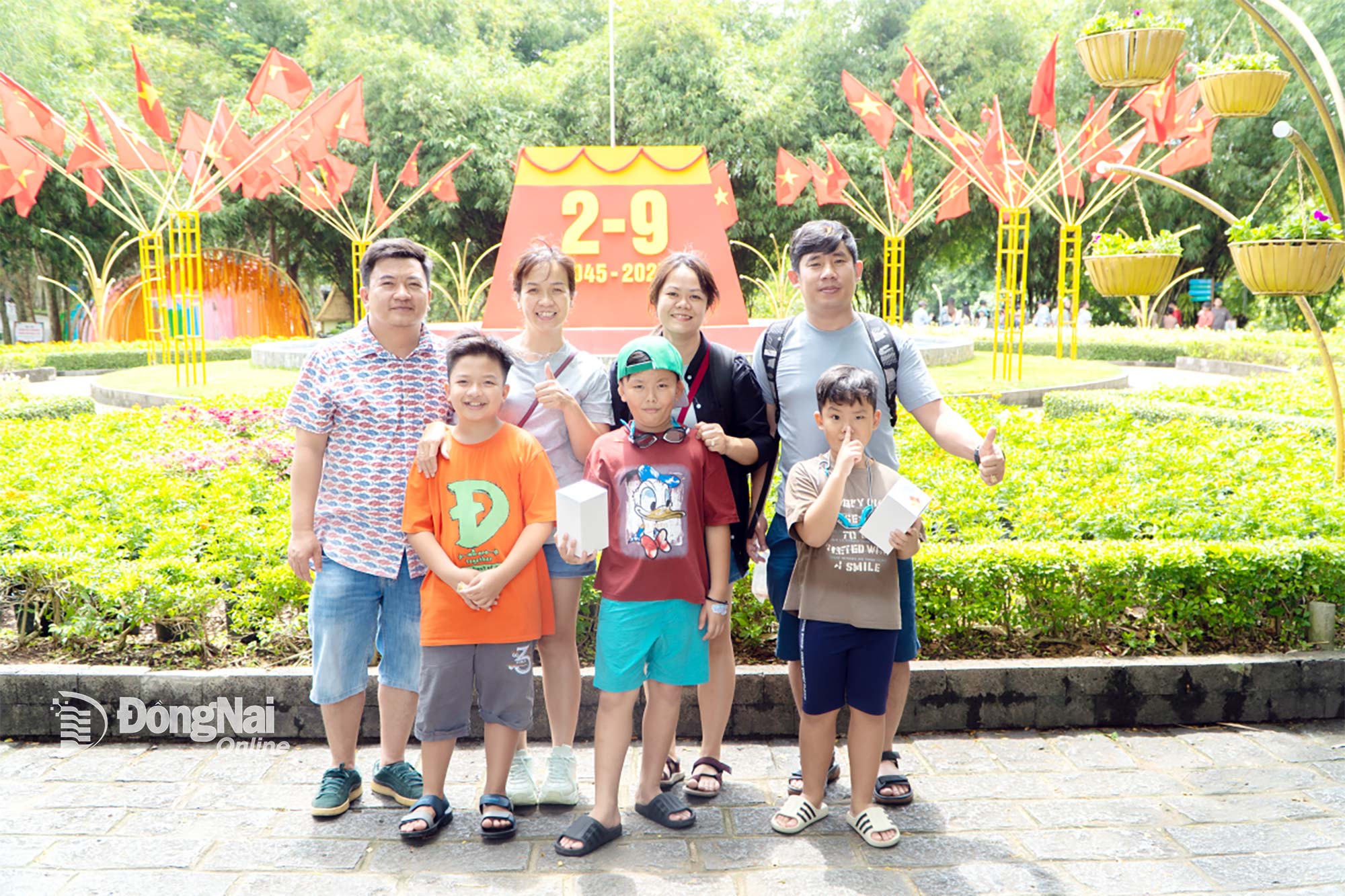 Du khách tham quan Công viên Suối Mơ (xã Tân Phú). Ảnh: L.Hưng