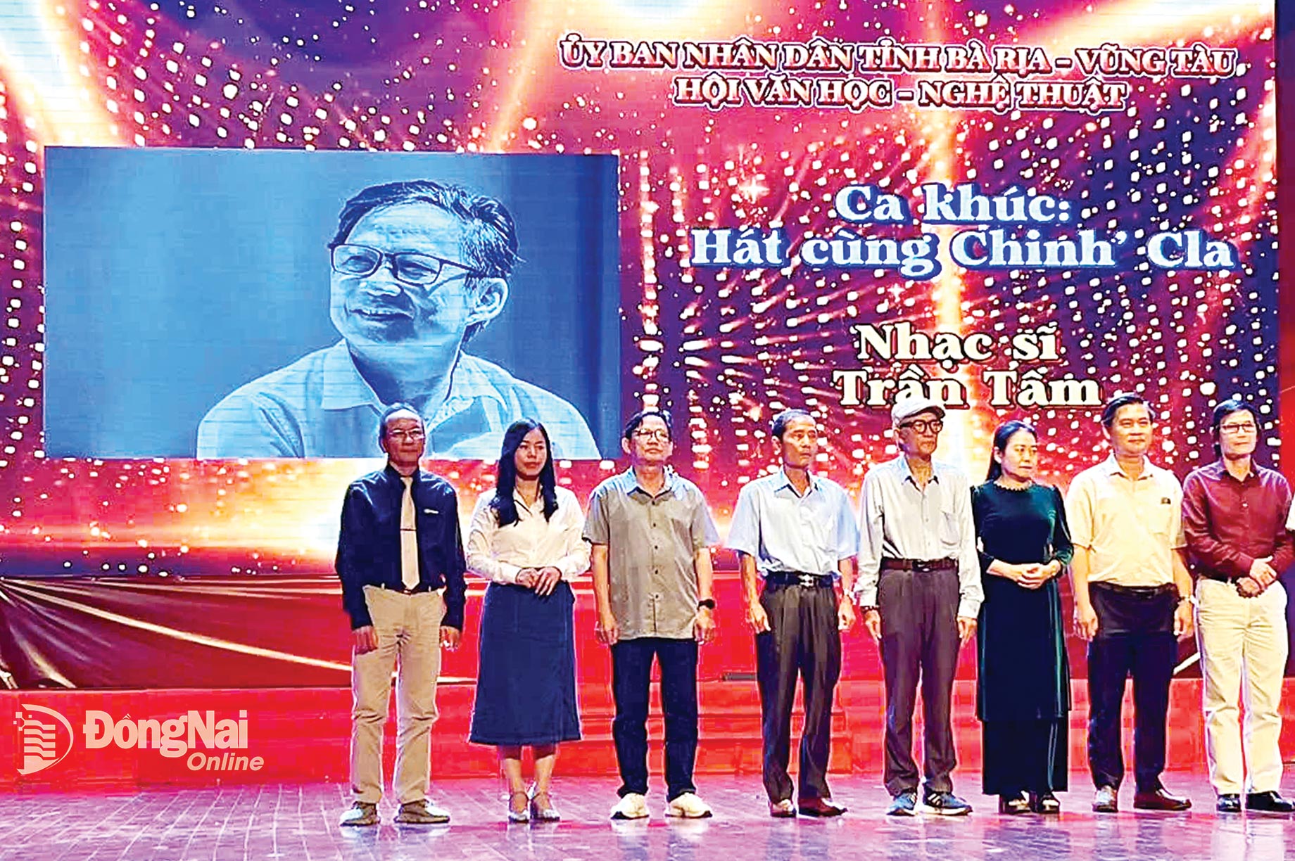 Nhạc sĩ Trần Tâm (thứ 3 từ trái qua) đoạt giải nhì Cuộc thi Sáng tác ca khúc miền Đông Nam Bộ lần thứ 2-2025 với ca khúc Hát cùng Chinh Cla.