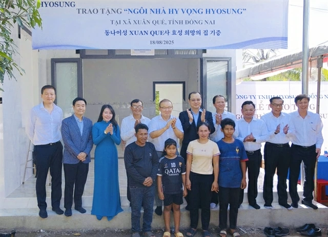 Leaders of Đồng Nai Province, Hyosung Đồng Nai Co. Ltd., and former head coach of the Vietnamese national football team Park Hang-seo on August 18 hand over a newly built house to a Chơ Ro ethnic household in Xuân Quế Commune. — Photo courtesy of the organisers
