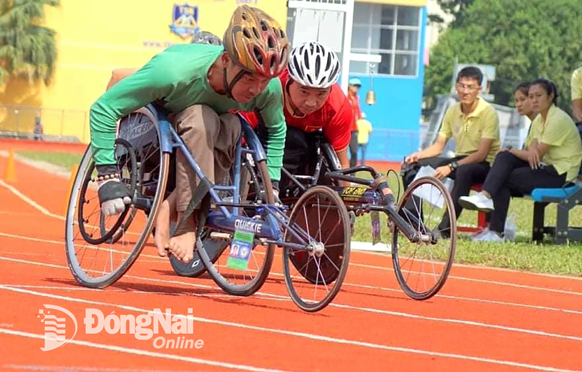 Athlete Nguyen Van Bich (Dong Nai, in blue) on the track in 2024. Photo: Provided by the character